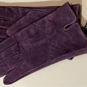 Women’s one size (small to medium) Bijou Terner Elegant Purple Suede Gloves